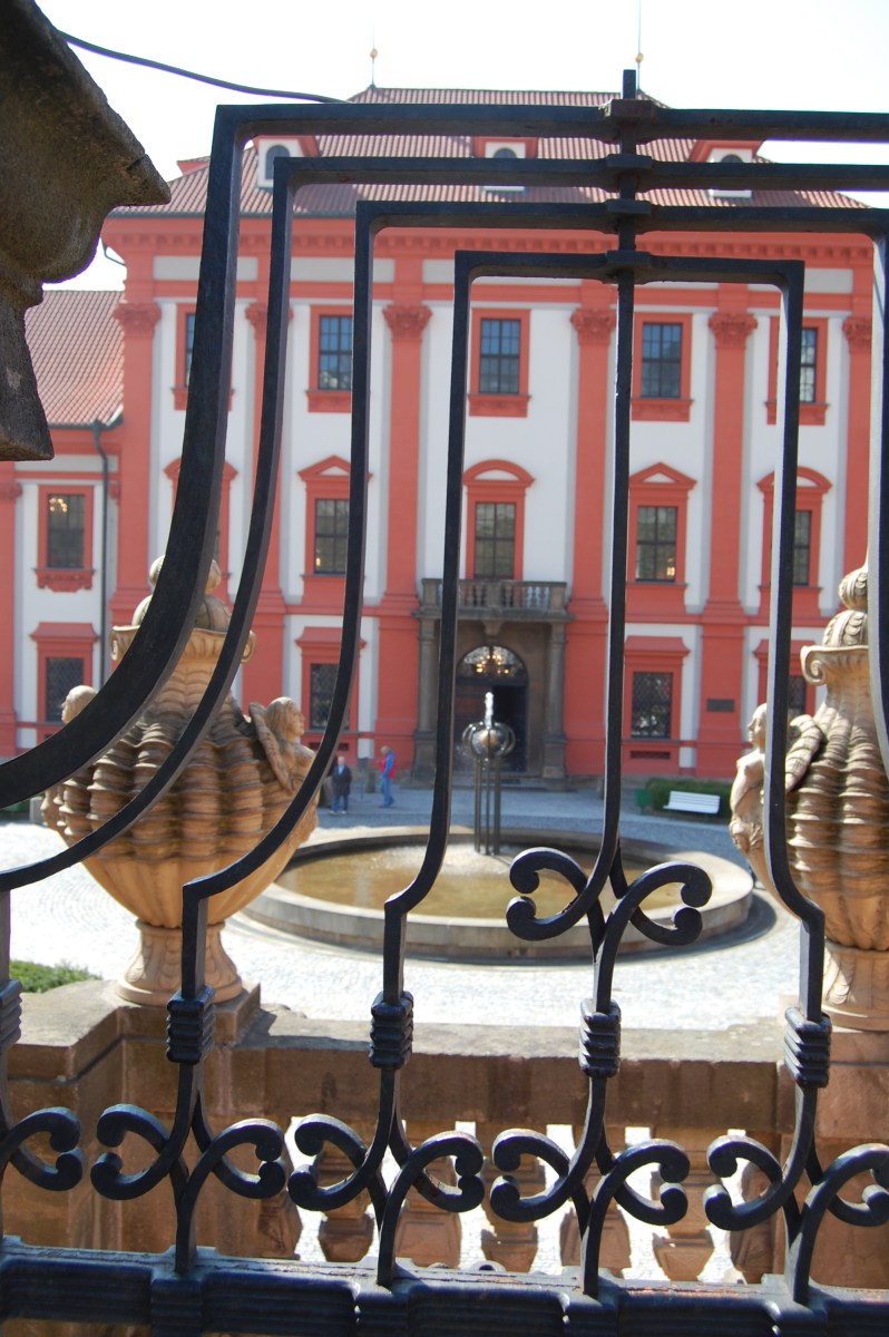 Troja Castle: entrance