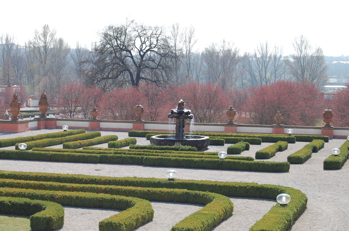 Troja Castle: fountain & gardens