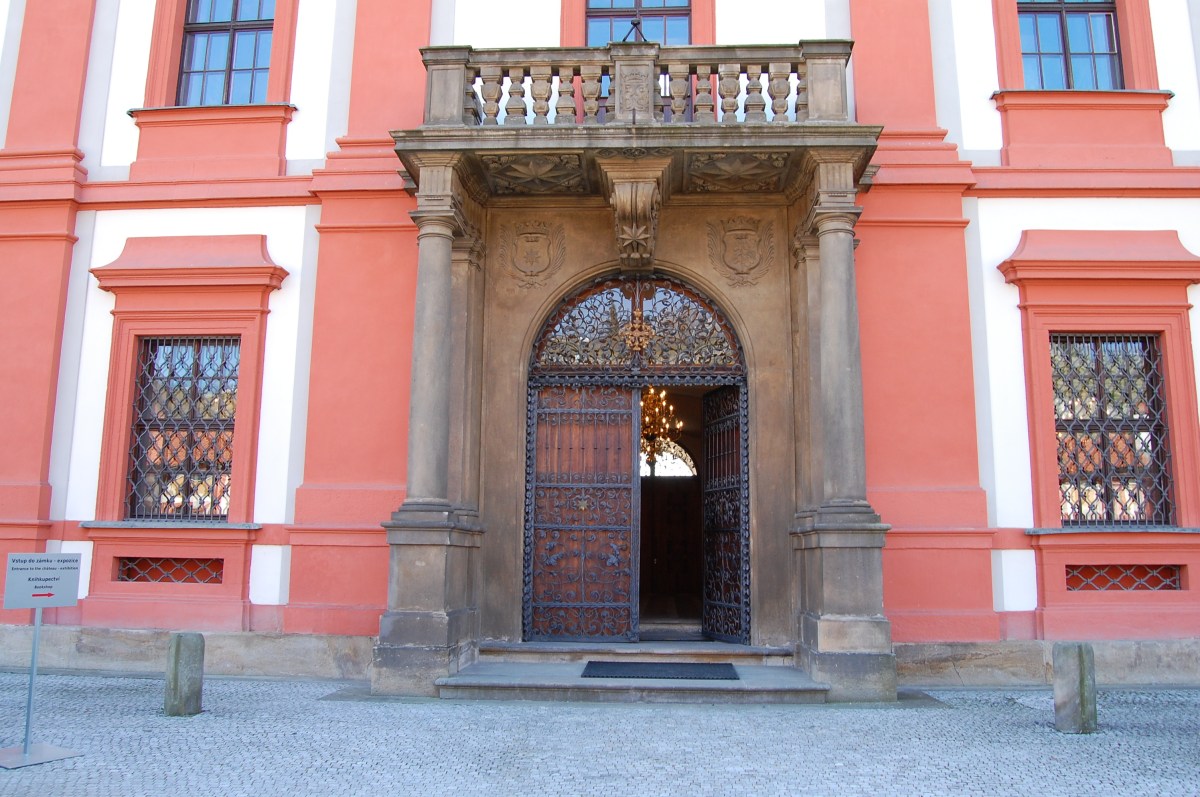Troja Castle: front entrance